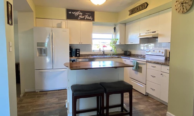 Oldsmar Casa | 4BR, Large Pool, Waterfront Parks & Trails, Pet-friendly, Remote work, Long term