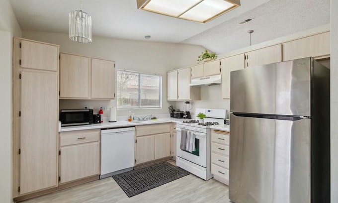 Victorville Casa | Tranquil Retreat in Adelanto 3BR/2BA Home