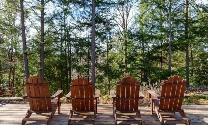 Bracebridge Cabaña | Modern x Muskoka: Contemporary Waterfront Oasis