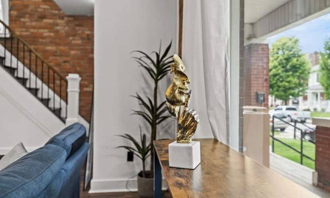 Livingston Park Casa | Stately Ohio Brick Beauty! HUGE 3 Bed, near OSU E.