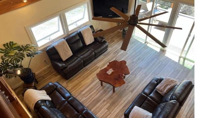 Kukuihaele Casa | River House, musical waterfalls