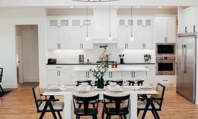 Owasso Casa | 3000 sqft, Garage Parking, BIG Kitchen, KING Bed