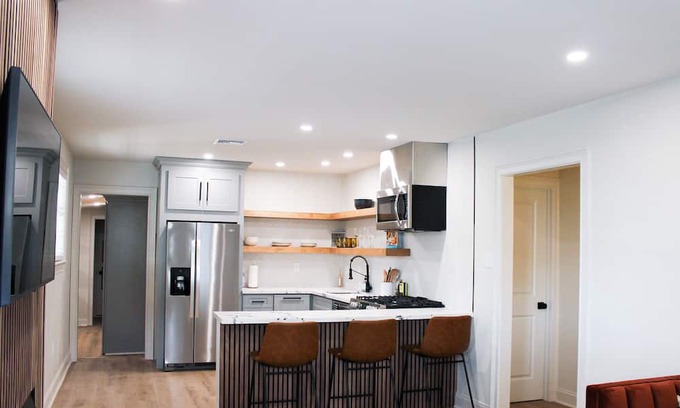 Jefferson Casa | Cozy 2-bedroom 5 minutes from tree-lined Carrollton/St. Charles Ave.