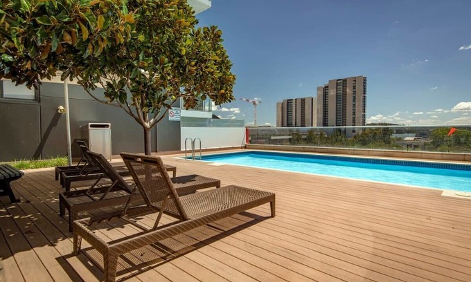 Belconnen Apartamento | Sensational City Apartment with Lake Views