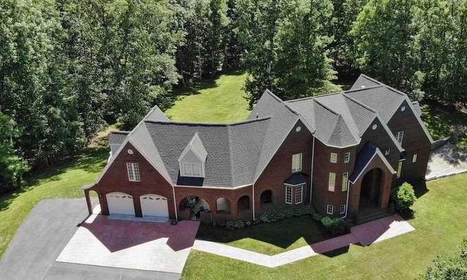 Blacksburg Casa | This house is a 4 bedroom(s), 4.5 bathrooms, located in Blacksburg, VA.