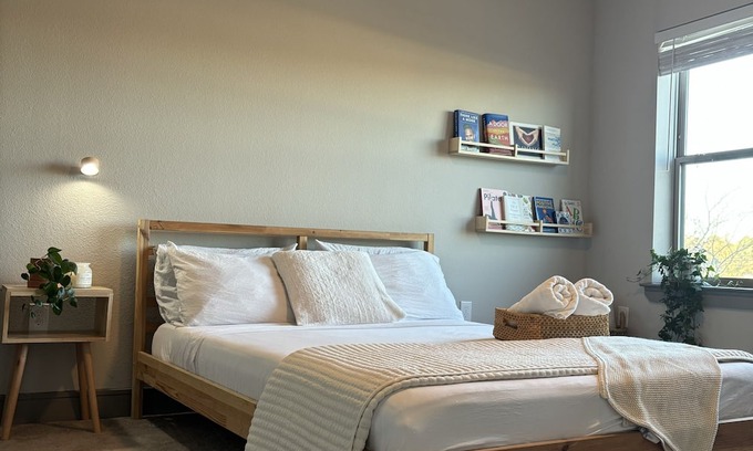 Addicks Apartamento | Luxury cozy room“ The Healing Era “ with private bathroom near Katy I10 Park Row