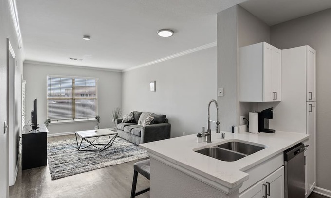 Englewood Apartamento | Adorable 1BR Englewood Apartment w/Pool & Hot Tub