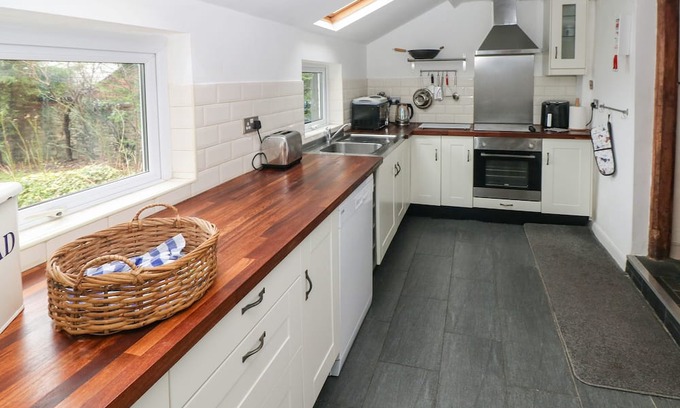 Cilmeri Cabaña | ROSE VILLA, pet friendly, with open fire in Builth Wells