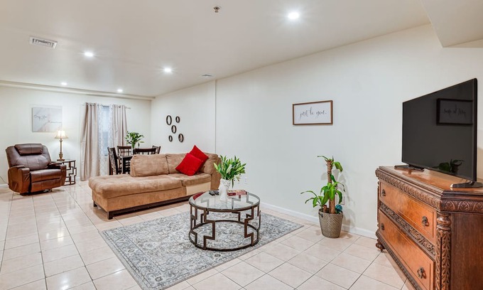 Newark Apartamento | Lovable Newark Apartment < 1 Mi to Downtown!