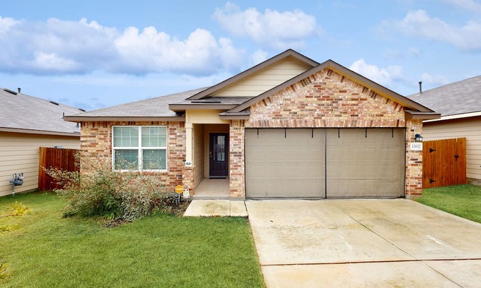Medina Valley Casa | Dog-friendly single-level retreat with pool access, large yard, washer/dryer, AC