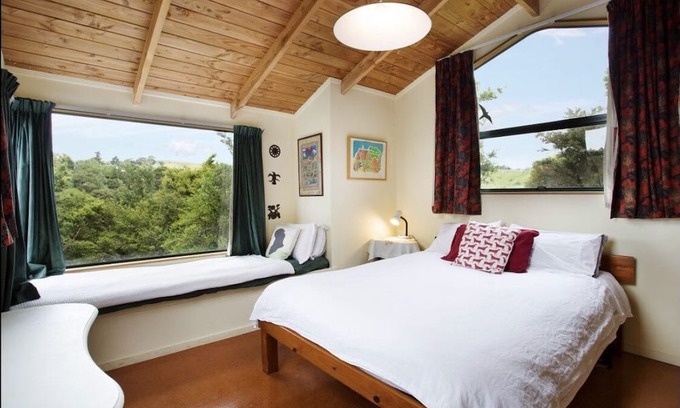 Tawharanui Casa | A slice of paradise. Kiwi Bach settled in native bush & just 2 mins the beach