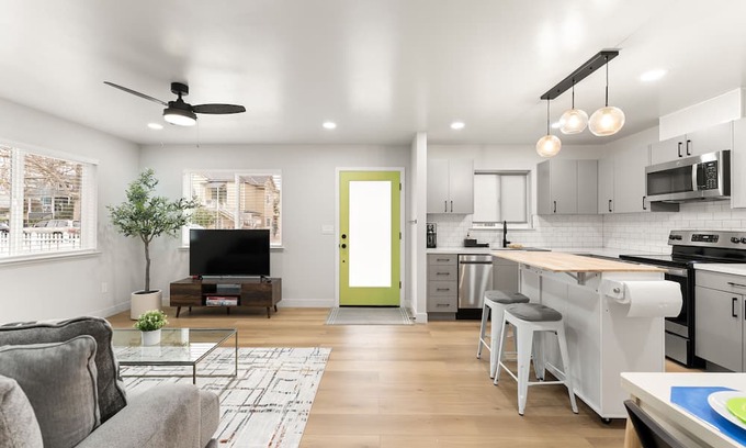 North Oak Park Casa | Newly Built 2bd/1ba house w/ King Sz Bed