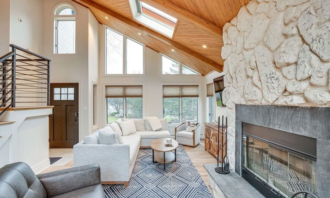 Athens Casa | Upstate New York Rental Home w/ Lake View & Dock!