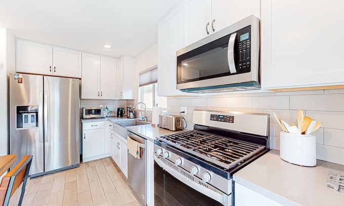 Tucson Casa | Dog-friendly home with private yard, covered patio, BBQ, & all-new kitchen