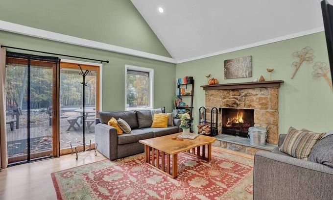 Lake Harmony Estates Cabaña | Hot Tub/King Bed/Firepit/Fireplace/Grill/Near Ski