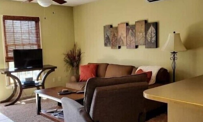 Rogers Casa | Peaceful place-Rogers King bed/garage parking!