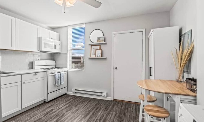 South Philadelphia West Apartamento | Bi-level Apartment w/ South Philly Rooftop