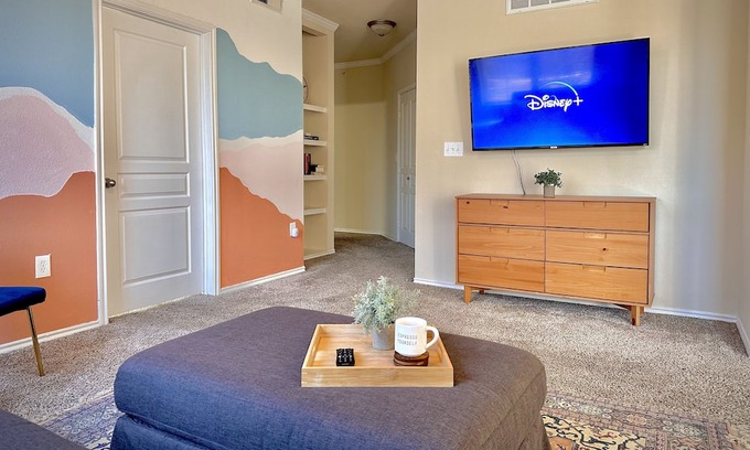 Sherman Apartamento | Spacious Sunset Getaway w/ hot tub/gym/pool in an amazing centralized location