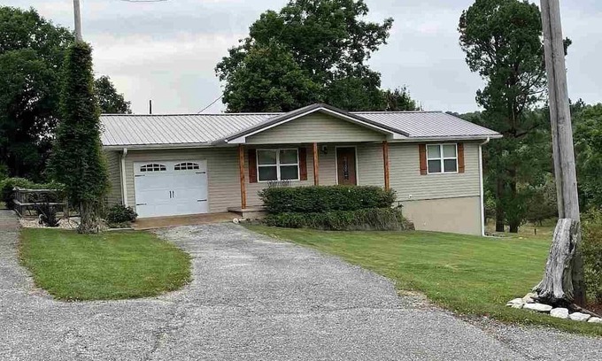 Hardy Casa | COUNTRY HOME ON 5 ACRES WITH A CREEK AND CLOSE TO THE SPRING RIVER