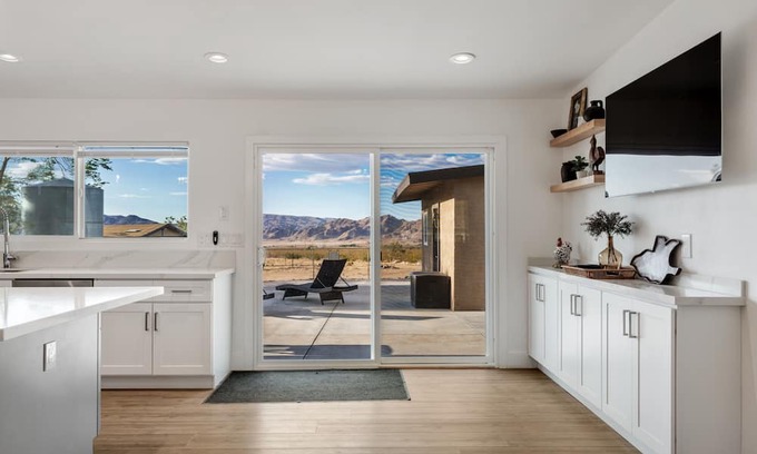 Lucerne Valley Otro | Bourbon Ranch - Get away from it all and relax in the beauty of the desert.