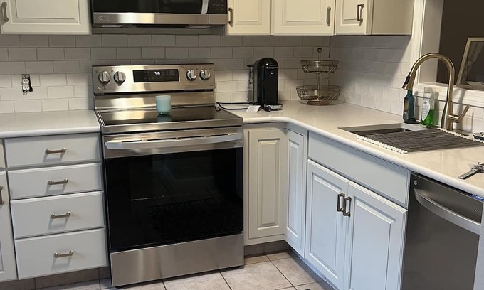 West Warwick Condominio | 1 BR/1.5 Bath - 20 min from Beach!