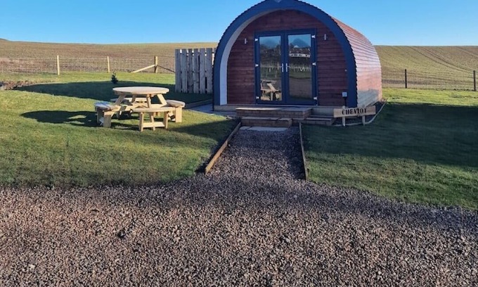 Eyemouth Cabina | Cheviot -luxury pods with Private hot tubs - BBQ -750m to Beach- family friendly