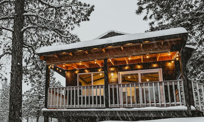 Creston Cabina | Modern Rustic Cabin. 30 Mins from Glacier Park. Mtn Views and Pond Onsite