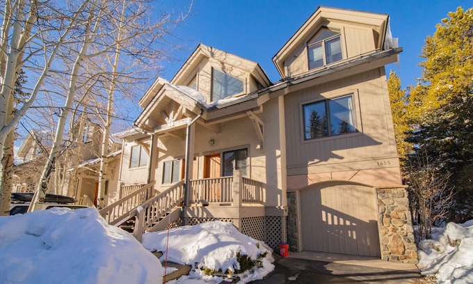 Mountain House Casa | Walk to ski slopes! Private hot tub and garage!