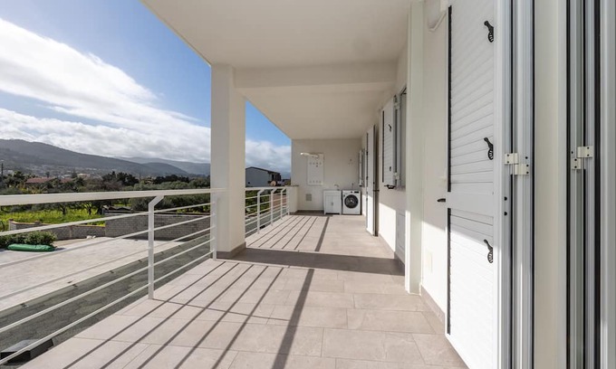 Capo d'Orlando Apartamento | Apartment 'Primo' with Partial Sea View, Wi-Fi and Air Conditioning
