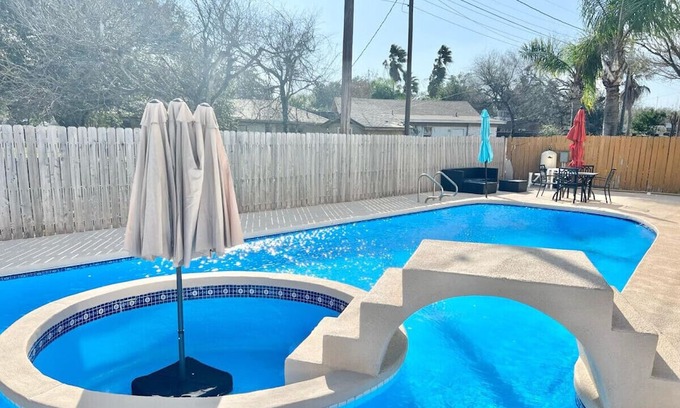 McAllen Casa | Lynda's Magnificent Pool Home!