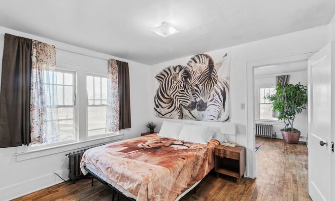 Flint Apartamento | Snuggle-in-the-Jungle: Pet friendly + Smart TV + close to everything in Flint!