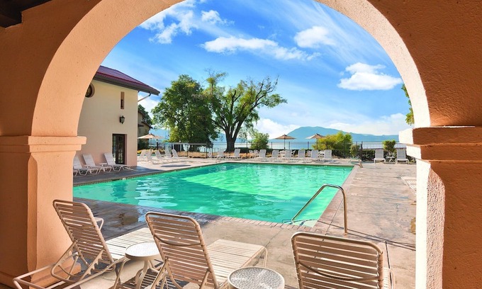 Nice Casa | Enjoy Clear Lake with the family in this resort 2BD condo with resort boat dock