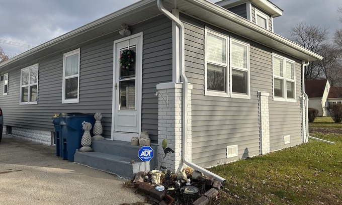 Mishawaka Casa | Cozy "pet-friendly" quiet, close to Notre Dame, and in a very safe location.