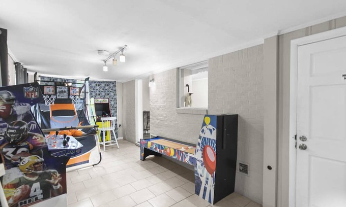 New Castle Casa | Center Point Gem: 4BR, Parking & Long Stays