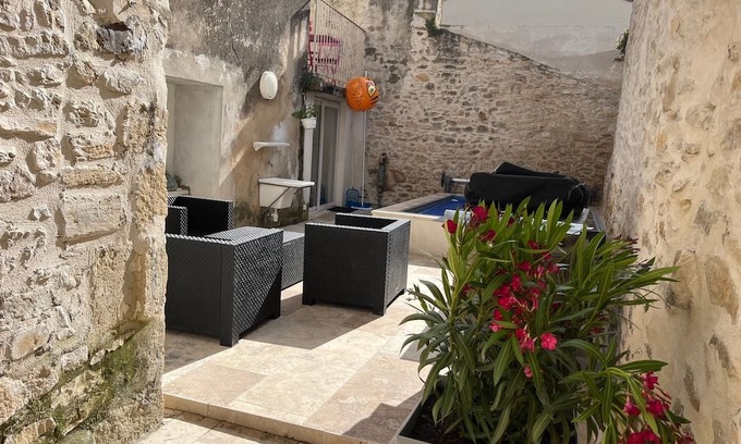 Bernis Casa | Village house with courtyard near Nimes Montpellier