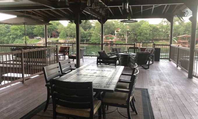 Apache Shores Alquiler De Eote | Private Lake Austin dock and surf boat for the day