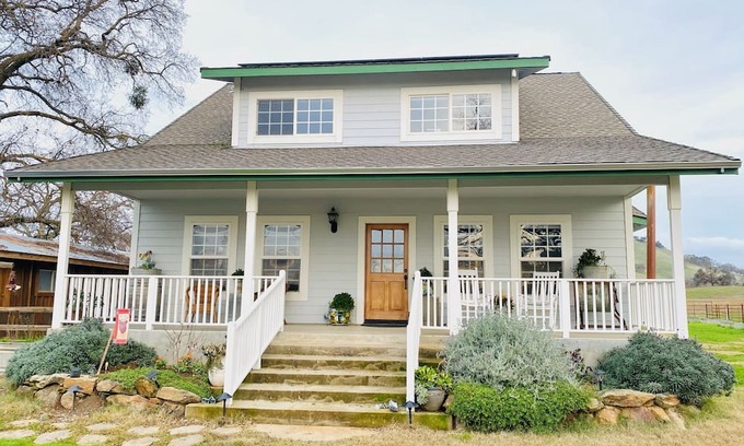 Amador County Otro | Tranquil Farmhouse nestled in the hills minutes to beautiful wine country.
