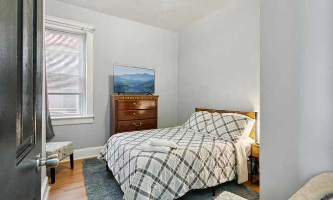 Central Newport News Apartamento | This duplex is a 1 bedroom(s), 1 bathrooms, located in Newport News, VA.