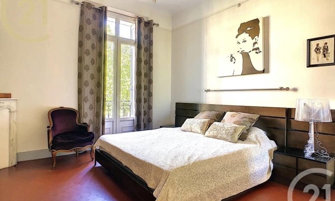 Cannes City Centre Apartamento | Stunning spacious 3 bed apartment with Juliette balcony. 5 min walk from Palais