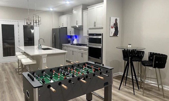 East Raleigh Casa | Beautiful home 7 min from Downtown, 10 min from PNC Arena, and 18 min from RDU.