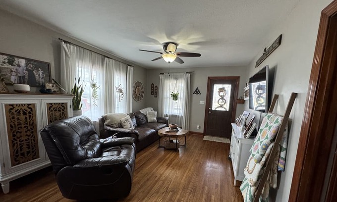 Mount Carmel Casa | 2024 Solar Eclipse Full Totality Location! 2 Bedroom 1 Bath Home