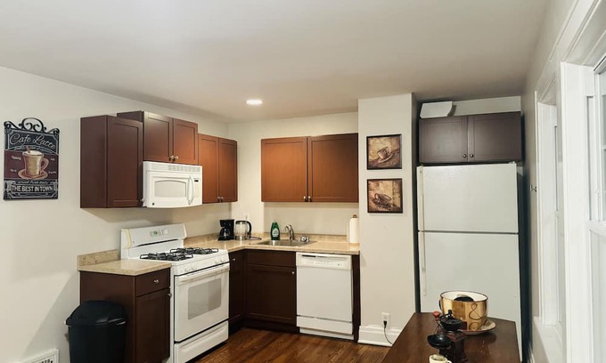 Elmhurst Casa | New! Affordable Elmhurst Home minutes from Airport