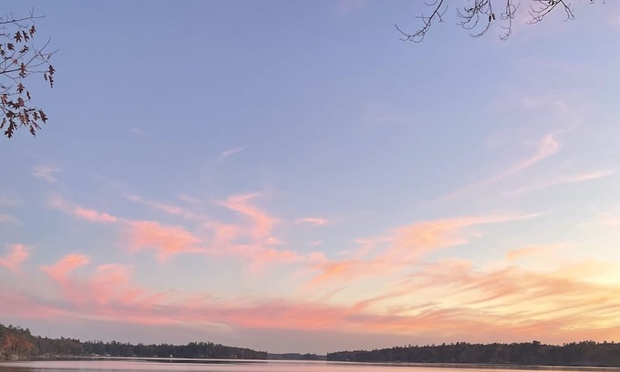 Windham Cabaña | New for 2024! Pet-friendly cottage on the edge of Highland Lake in Windham!