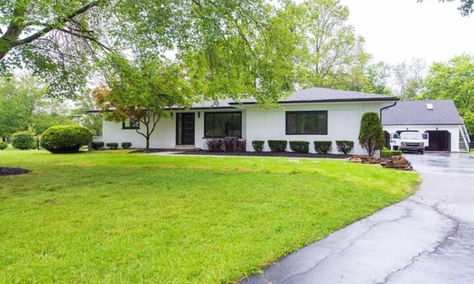 The Village of Indian Hill Casa | Friends and Family LG Luxury Home Near Indian Hill