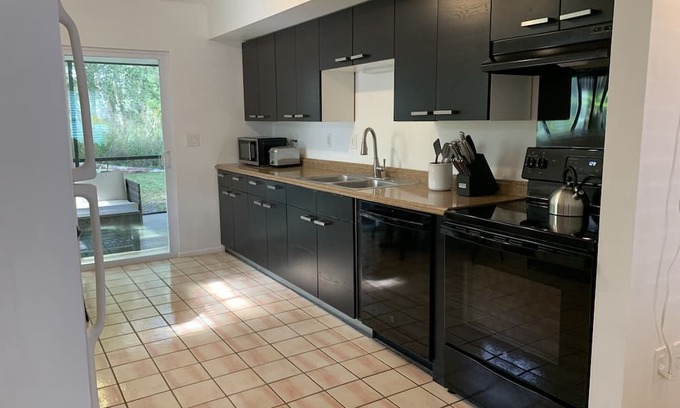 Bayou Oaks Condominio | Peaceful Sarasota 2/2 Villa w/Screened Porch Close to Everything