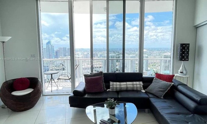 Edgewater Apartamento | 56 Floor 2 bed/2 bath PENTHOUSE Biscayne Bay City Million Dollar View Free pking