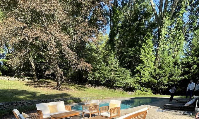 Westport Casa | Pool heaven 5 minutes away from the beach! Bring the whole family: pet friendly!