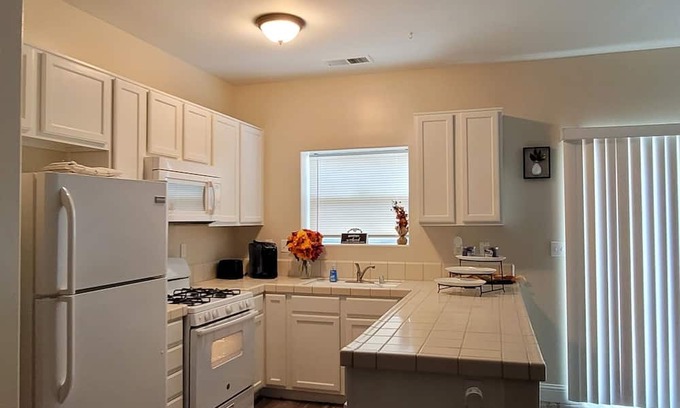 Bakersfield Casa | Cute home that is 6 miles away from KMC and close to other shopping centers