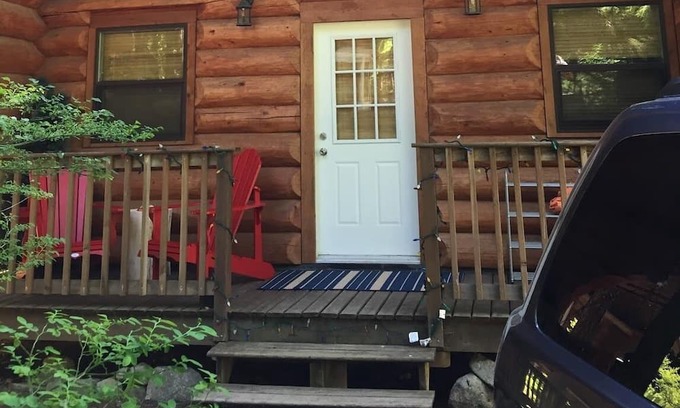 Sunshine Valley Cabina | Welcome to Serenity! A cozy log cabin in a beautiful area to relax & recharge.