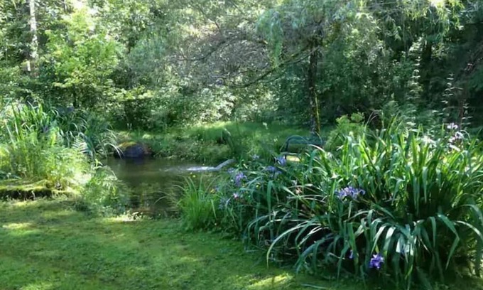 Bellingham Apartamento | Private Pond Cottage at Fragrance Falls